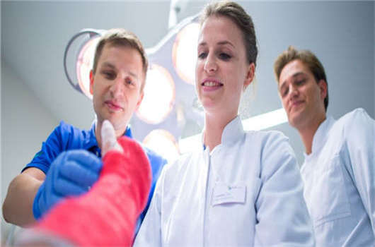 愛手術、愛開藥的德國醫生