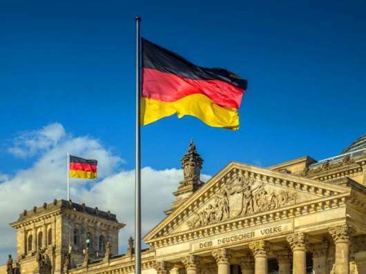 1692597729142047.jpg german-flags-at-reichstag-berlin-germany_crop.jpg